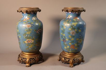 null CHINE, XIXe siècle	
Garniture comprenant une paire de vases balustres et une...