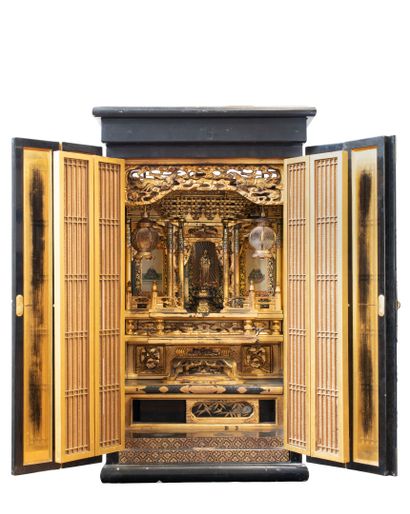 null JAPAN, MEIJI period (1868 - 1912)
Butsudan in black and gold lacquered wood,...