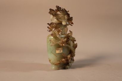 null CHINE, XIXème siècle
Vase couvert en néphrite céladon et brun, 
à décor ajouré...