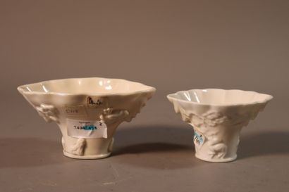 null CHINE, Epoque KANGXI (1662 - 1722)	
Deux coupes libatoires en porcelaine émaillée...
