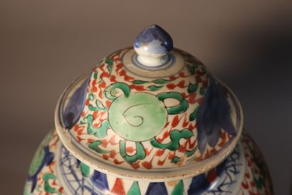 null CHINE, Période Transition, XVIIe siècle	
Paire de potiches balustres en porcelaine...