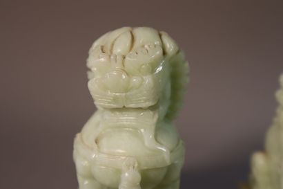 null CHINE, XXe siècle

Couple de lions en jade (néphrite) céladon assis sur un socle...