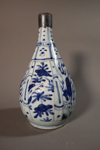 null CHINA, Kraak, WANLI period (1572 - 1620)
Porcelain bottle 
decorated in blue...