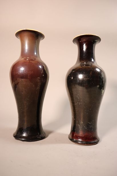 null CHINE, XIXe siècle	
Deux vases pouvant former paire de forme balustre à col...