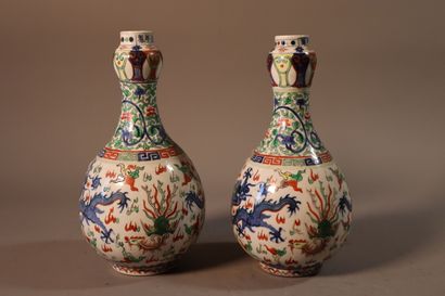 null CHINA, 19th century
Two "suantouping" (garlic clove) porcelain vases decorated...