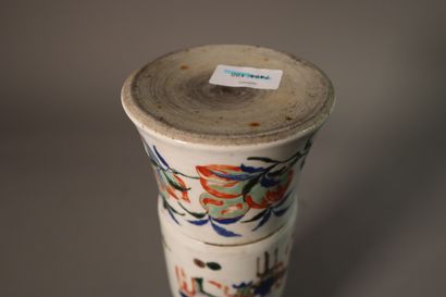 null CHINE, XIXe siècle	
Vase de forme "gu" en porcelaine 
décorée en bleu sous couverte,...