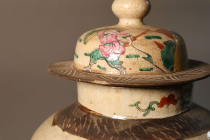 null CHINE, Nankin, Vers 1900	
Paire de potiches balustres en porcelaine
à décor...