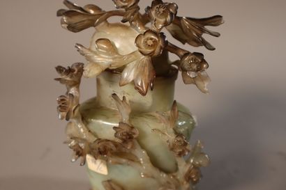null CHINE, XIXème siècle
Vase couvert en néphrite céladon et brun, 
à décor ajouré...