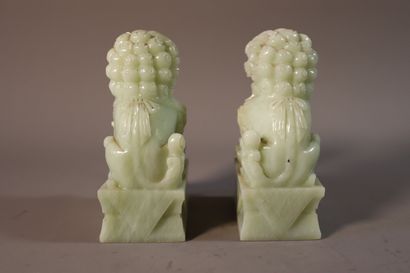 null CHINE, XXe siècle

Couple de lions en jade (néphrite) céladon assis sur un socle...