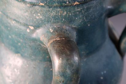 null CHINE, Dynastie MING (1368 - 1644)	
Grande jarre à quatre anses en grès émaillé...