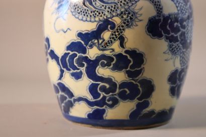 null CHINE POUR LE VIETNAM, XIXe siècle	
Vase de forme bouteille en porcelaine 
décorée...