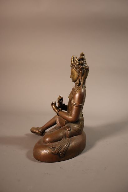 null TIBET, vers 1900	
Statuette de boddhisattva en laiton à traces de dorure 
assise...