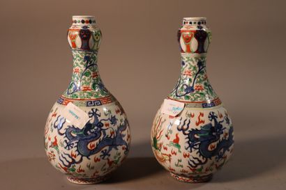null CHINE, XIXe siècle	
Deux vases pouvant former paire de forme "suantouping" (gousse...