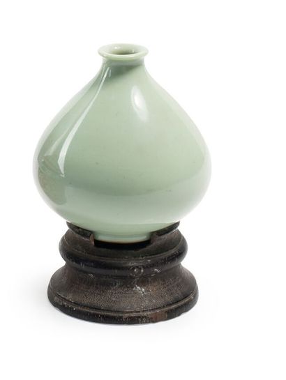 null CHINA, 19th century
Small low-bodied vase in light celadon enameled porcelain....