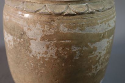 null VIETNAM, XIIe/XIIIe siècle	
Pot balustre en grès émaillé beige, 
l'épaule ornée...