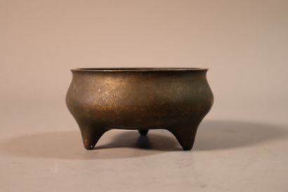 null CHINE, XIXe siècle	
Brûle-parfum tripode en bronze à traces de laque or. 
Au...