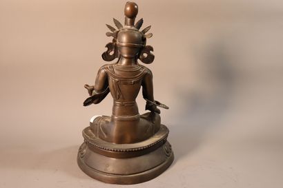 null TIBET, vers 1900	
Statuette de Tara verte en bronze à patine brune, 
assise...
