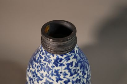 null CHINE, XIXe siècle	
Vase de forme double gourde en porcelaine 
décorée en bleu...