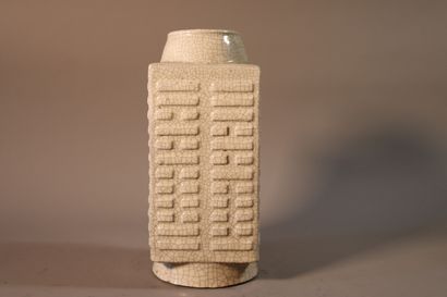 null CHINE, XIXe siècle	
Vase de forme "cong" en grès émaillé céladon craquelé de...