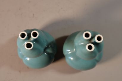 null CHINE, XIXe siècle	
Deux vases double-gourdes en porcelaine émaillée turquoise
pouvant...