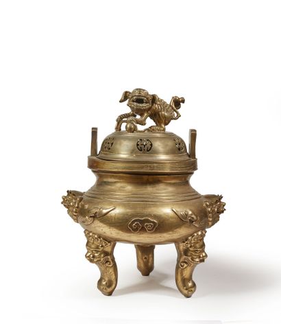 null VIETNAM, vers 1900	
Important brûle-parfum tripode en bronze dépatiné 
à décor...