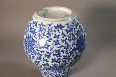 null CHINA, 19th century
Vase of double gourd form in porcelain 
decorated in blue...