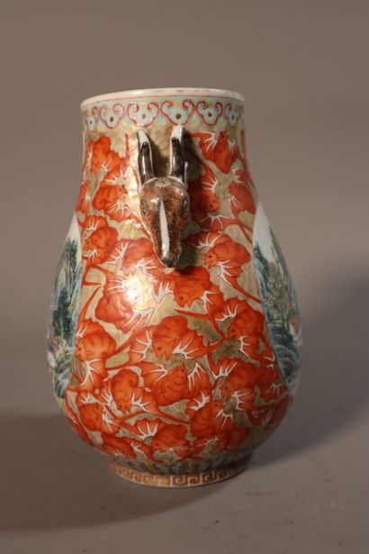 null CHINA, Republic period - MINGUO (1912 - 1949)
Vase with low body in polychrome...