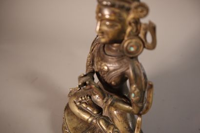 null TIBET, XVIe siècle	
Statuette de Vairocana en laiton
assis en padmasana sur...