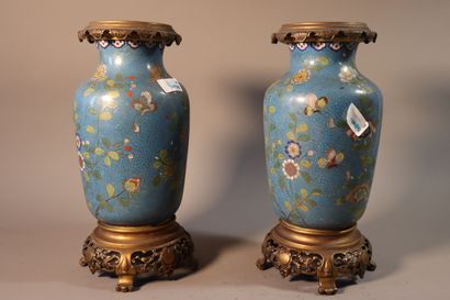 null CHINE, XIXe siècle	
Garniture comprenant une paire de vases balustres et une...