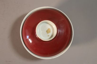 null CHINE, XIXe siècle	
Bol couvert en porcelaine émaillée rouge de cuivre. 
Diam....