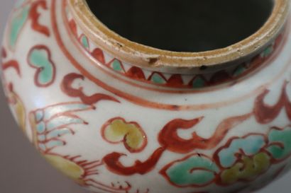 null CHINE, XVIIe siècle	
Pot couvert en porcelaine émaillée vert, jaune et rouge...