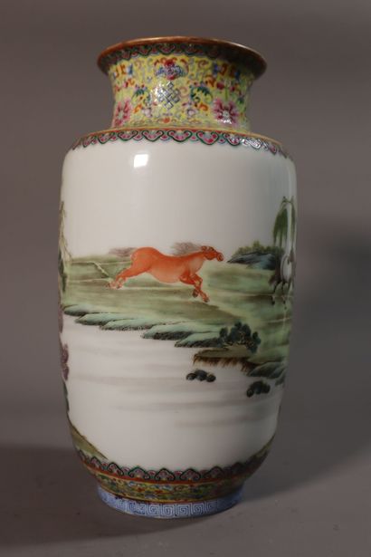null CHINE, Epoque de la République - MINGUO (1912 - 1949)	
Vase de forme rouleau...
