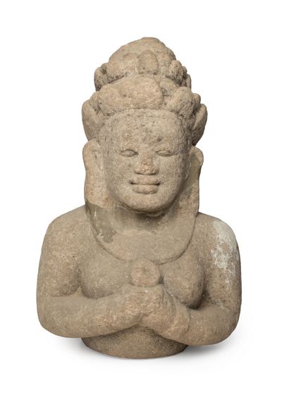 null VIETNAM, période CHAMPA, Xe/XIVe siècle	
Buste de divinité en grès gris
tenant...