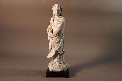 null CHINE, Dehua, XIXe siècle	
Statuette de Guanyin debout sur un socle en forme...