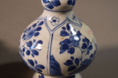 null CHINE, Epoque KANGXI (1662 - 1722)	
Paire d'aspersoirs en porcelaine décorée...
