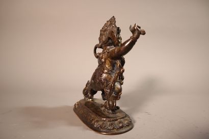null TIBET, XIXe siècle	
Statuette de Vajrapani féroce en bronze partiellement laqué...