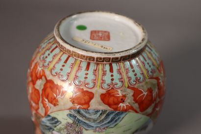 null CHINE, Epoque de la République - MINGUO (1912 - 1949)	
Vase à panse basse en...