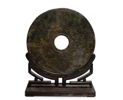 null CHINE, Dynastie QING (1644 - 1911)	
Important disque "bi" en jade (néphrite)...