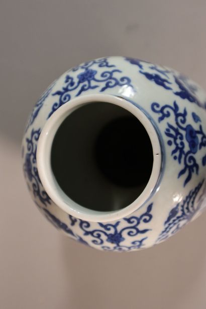 null CHINE, XXe siècle
	
Vase de forme double gourde en porcelaine 
décorée en bleu...