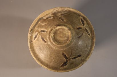 null VIETNAM, Tanhoa, XIIe/XIVe siècle
Pot sur pied en grès émaillé beige et brun...