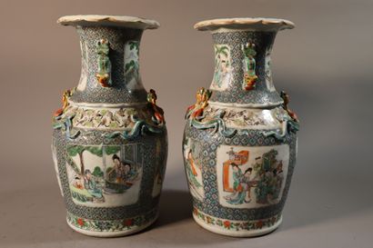 null CHINE, Canton, XIXe siècle	
Paire de vases balustres en porcelaine 
décorée...