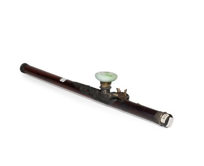 null CHINE, Vers 1900	
Trois pipes à opium, l'une en bambou, la plaque en paktong,...