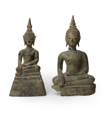 null THAILANDE, XVIIe/XVIIIe siècle	
Deux statuettes de bouddha Maravijaya en bronze...