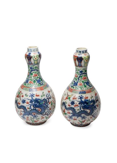 CHINE, XIXe siècle	
Deux vases pouvant former...
