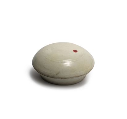 null CHINE, XVIIIe siècle	
Boîte de forme lenticulaire en porcelaine émaillée blanche...