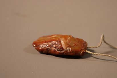 null CHINE, XVIIIe siècle	
Pendentif en néphrite rouille
en forme de cigale. 
L....