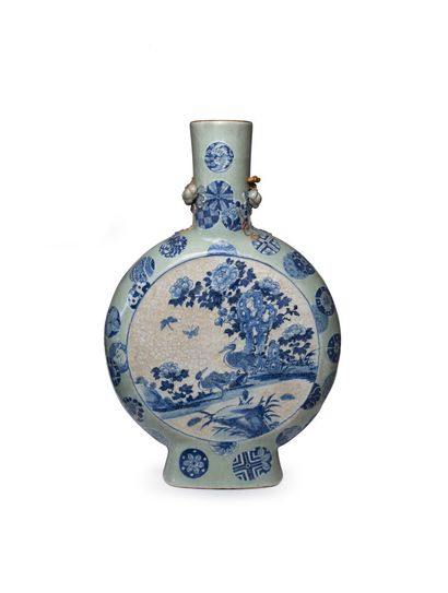 null CHINE, Nankin, XIXe siècle	
Grande gourde en porcelaine 
décorée en bleu sous...