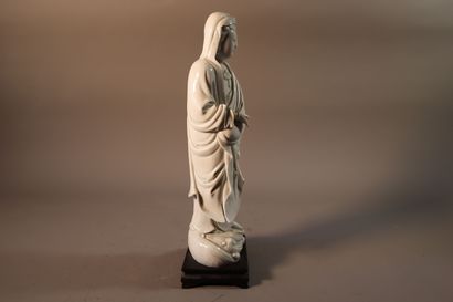 null CHINE, Dehua, XIXe siècle	
Statuette de Guanyin debout sur un socle en forme...