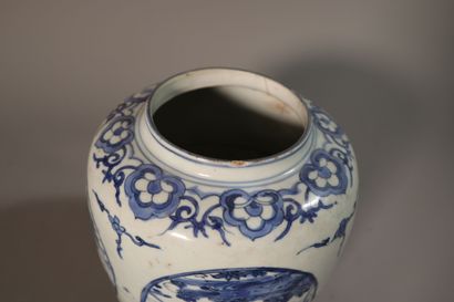 null CHINE, époque KANGXI (1662 - 1722)	
Pot en porcelaine décorée en bleu sous couverte...