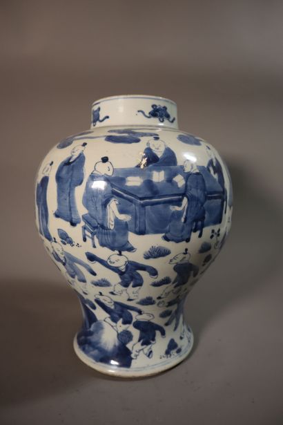 null CHINA, KANGXI period (1662 - 1722)
Porcelain baluster jug decorated in blue...